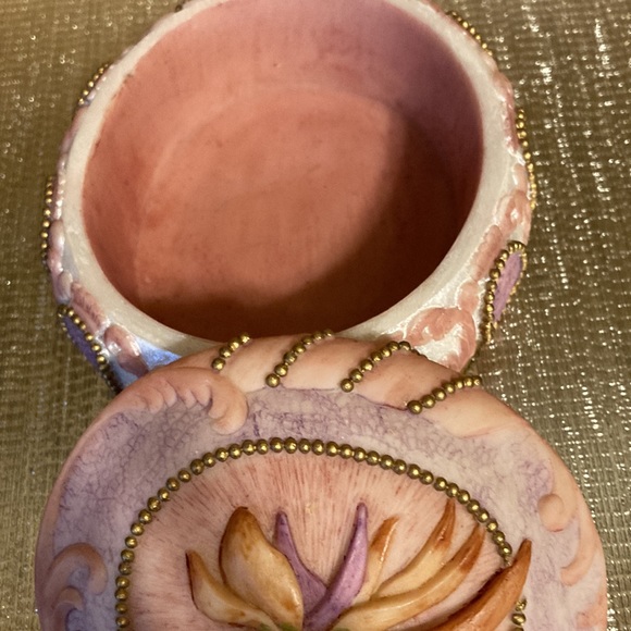 Vintage Oval trinket box with lid beautiful design and on top a flower. - Picture 5 of 6